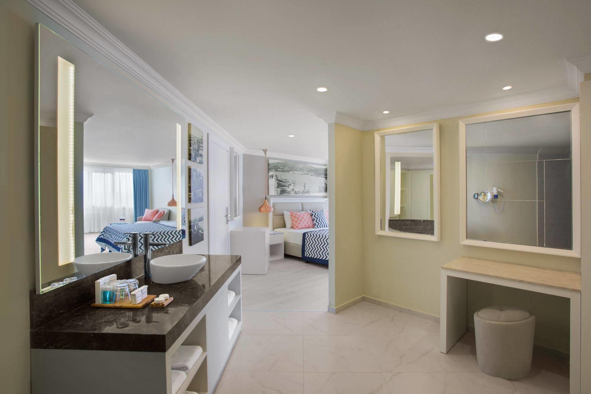 Paloma Marina Suites - Adult Only كوشاداسيه المظهر الخارجي الصورة